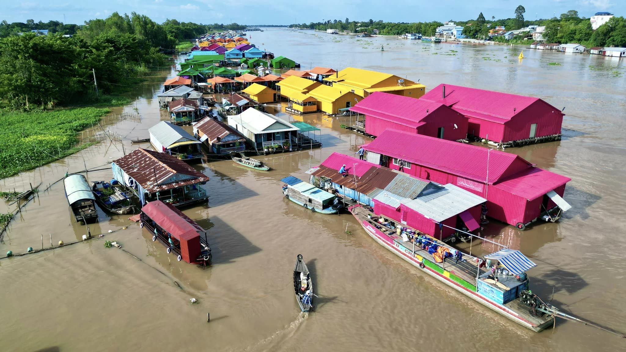Khu dân cư nổi nhìn từ trên cao
