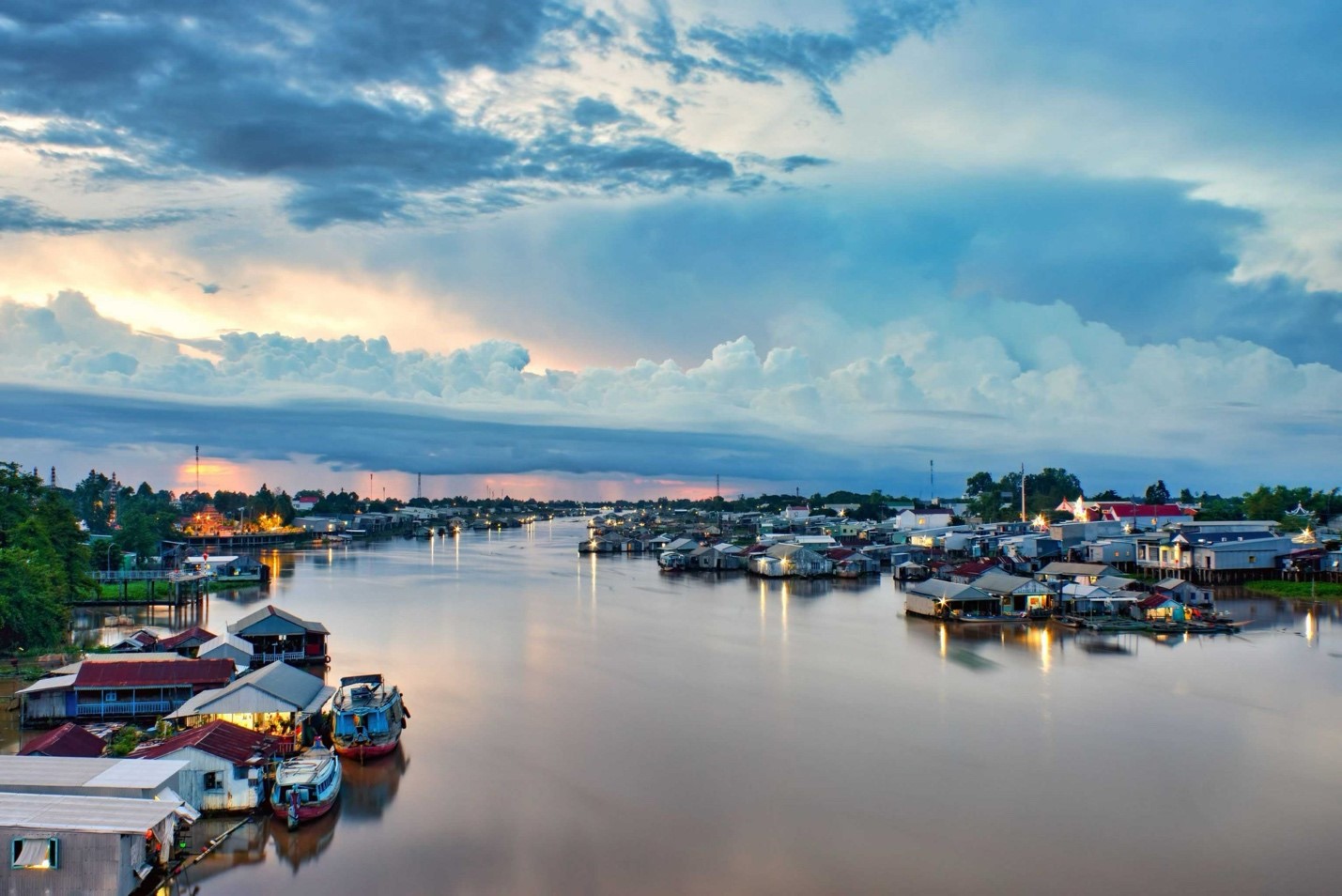 Khu nhà nổi bên mặt nước lúc chiều muộn