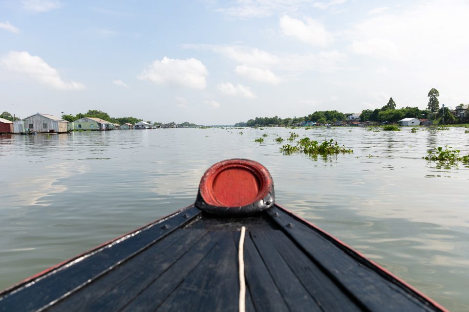 Góc nhìn từ mũi thuyền trên vùng sông nước
