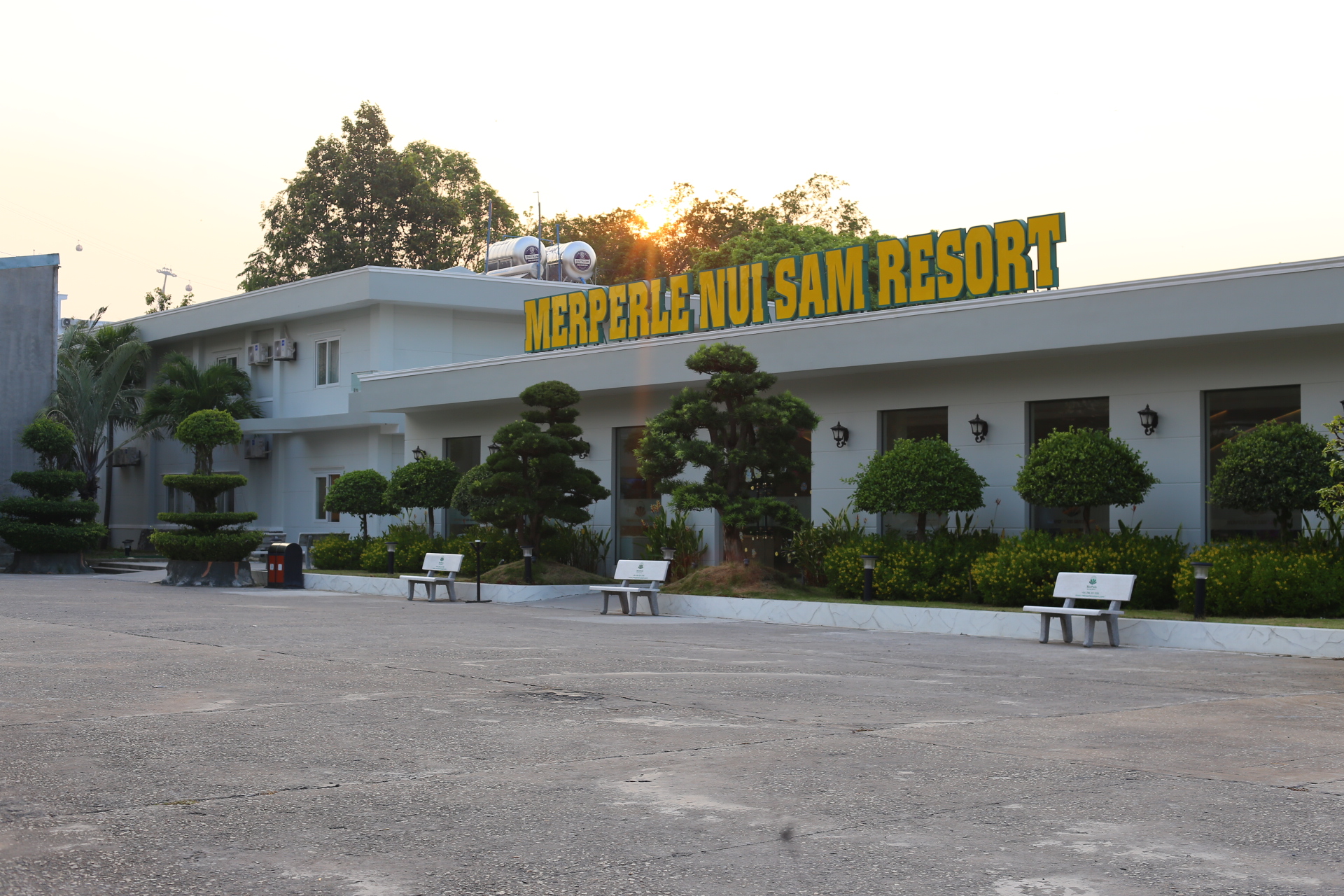 Mặt tiền khu nghỉ dưỡng MerPerle Núi Sam