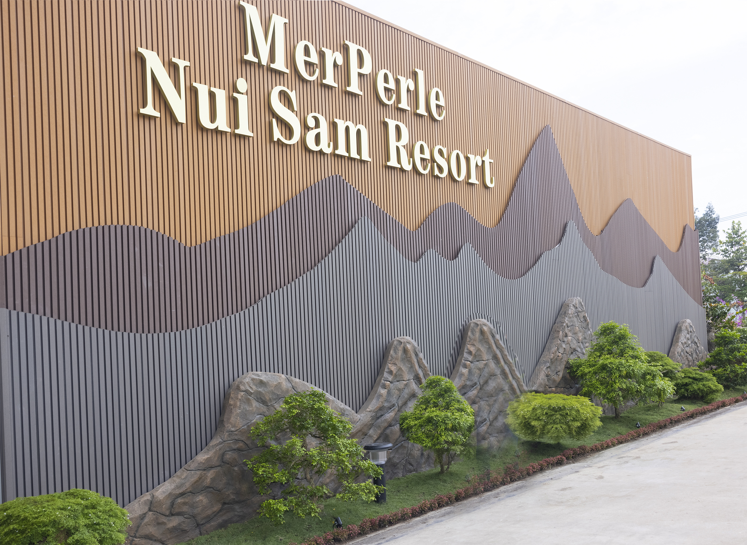 Biển hiệu MerPerle Núi Sam bên lối vào khu nghỉ dưỡng