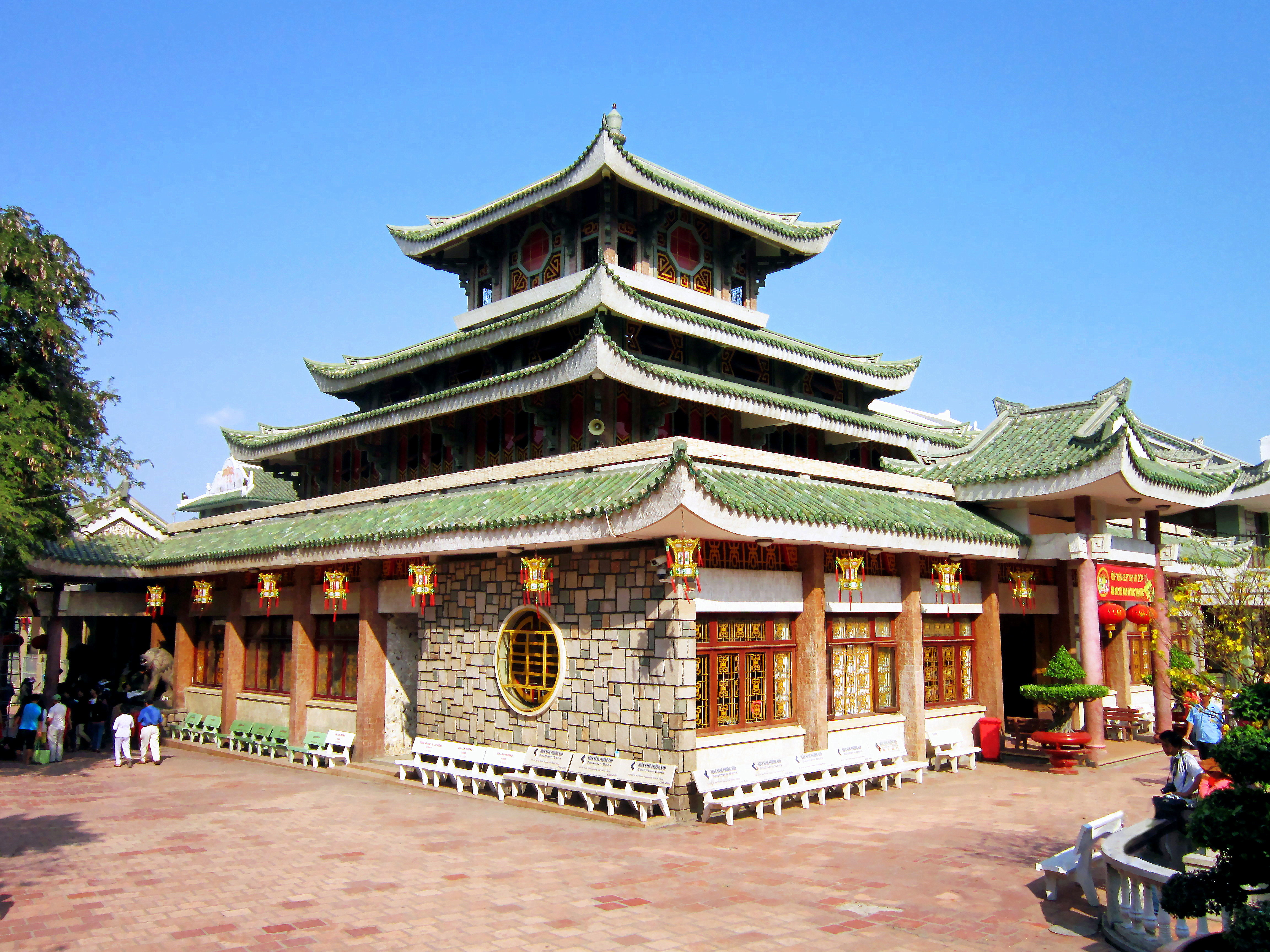 Chính điện Miếu Bà Chúa Xứ Núi Sam nhìn từ sân gạch phía trước