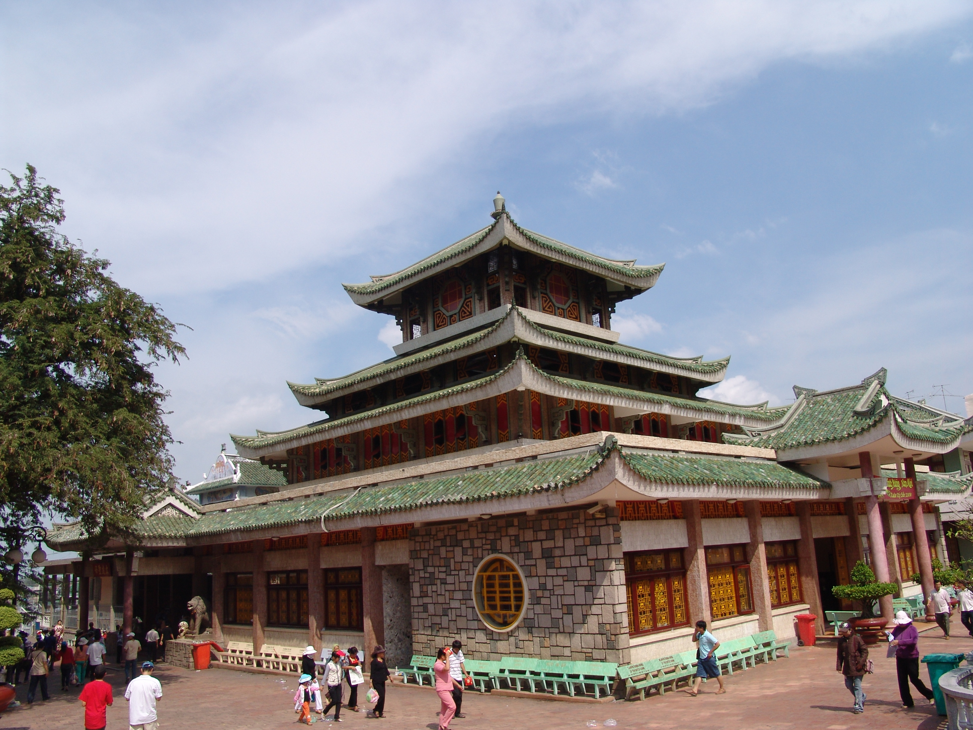 Miếu Bà Chúa Xứ Núi Sam nhìn chéo góc từ sân trước